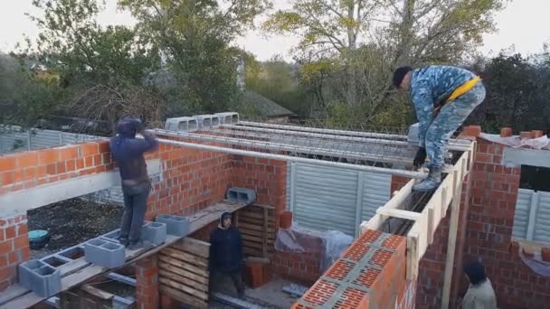 Výstavba mezipodlažních podlaží během výstavby bytového domu. Prázdné podlahy. — Stock video