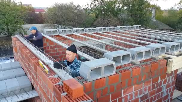 Construcción de pisos entre plantas durante la construcción de un edificio de apartamentos. Suelos vacíos . — Vídeos de Stock