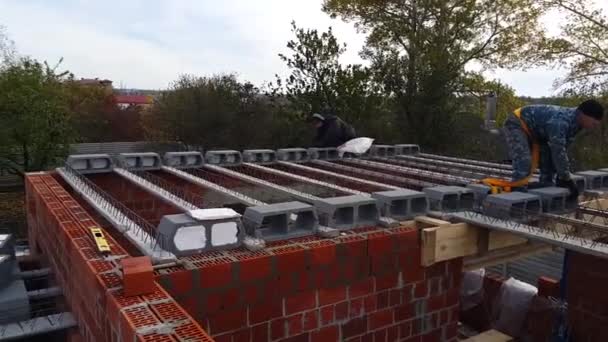 Costruzione di piani interpiani durante la costruzione di un condominio. Pavimenti vuoti . — Video Stock