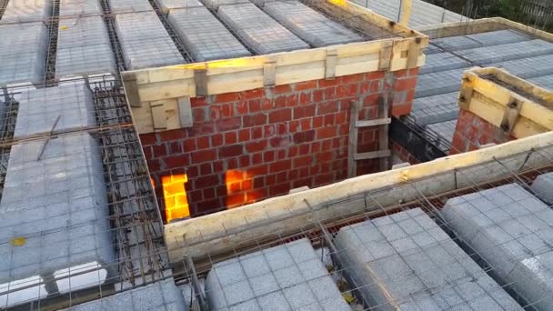 Costruzione di piani interpiani durante la costruzione di un condominio. Pavimenti vuoti . — Video Stock