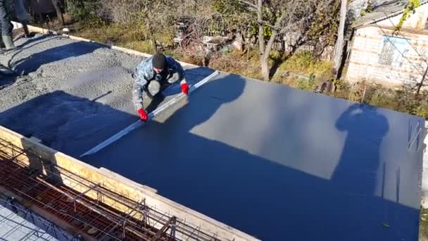 Construcción de pisos entre plantas durante la construcción de un edificio de apartamentos. Suelos vacíos . — Vídeos de Stock