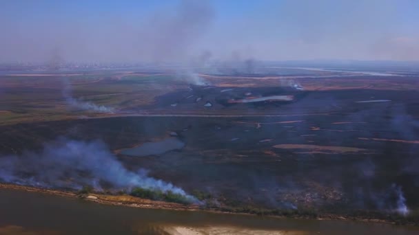 Feu de steppe. Brûler l'herbe sèche, fumée de feu 