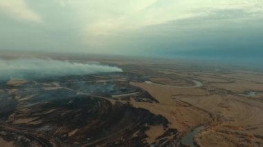 Tundra yangını. Tundrada kuru ot ve turba bataklıkları, ateş ve duman yakmak.