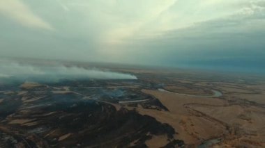 Tundra yangını. Tundrada kuru ot ve turba bataklıkları, ateş ve duman yakmak.