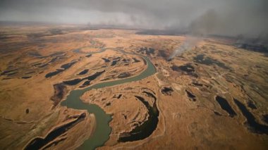 Tundra yangını. Kuru çimenler ve turba bataklıkları, ateş ve duman yanıyor