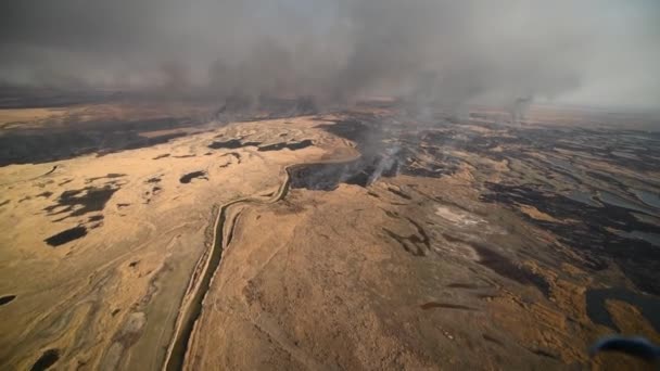 Fuego de tundra. Quema de hierba seca y turberas, fuego y humo en — Vídeo de stock