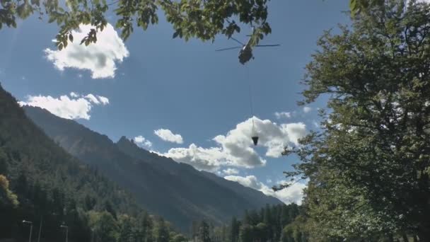 비상 대책 본부의 헬리콥터는 산불을 진압하기 위해 물을 모으고 있습니다. — 비디오