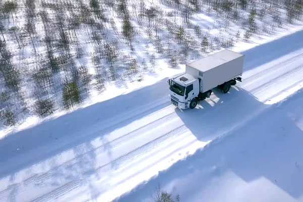 Грузовик с повозкой едет по дороге зимой. Зимняя дорога для грузовика . — стоковое фото