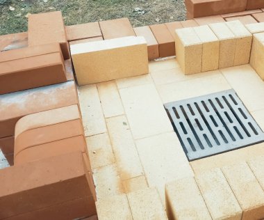 İnşaat kırmızı tuğla, tuğla ustalığı.