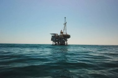 Petrol platformunun çekilmesi. Limanda sondaj platformu.