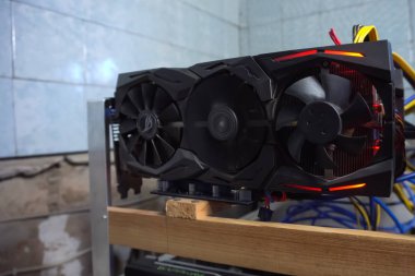 Maden tarlası, video kartları ve Asiki madencilik çiftliği..