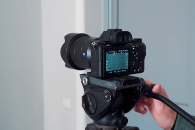 Bir tripoda monte edilmiş kamera.