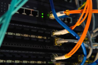 Çalışıyorum. Sunucudaki internet kabloları ve yanıp sönen ışıklar