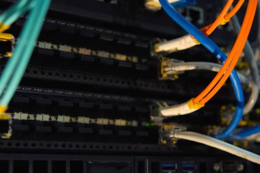 Çalışıyorum. Sunucudaki internet kabloları ve yanıp sönen ışıklar.