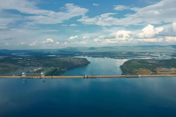 Bratrská vodní elektrárna, pohled na přehradu a řeku, v — Stock fotografie