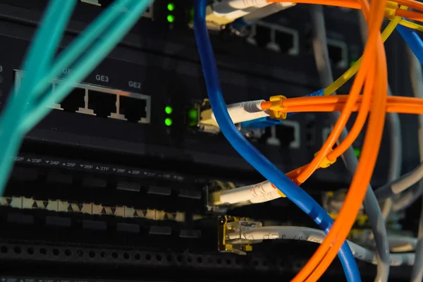 작동하는 서버. 인터넷 선 과 서버의 섬광등 — 스톡 사진