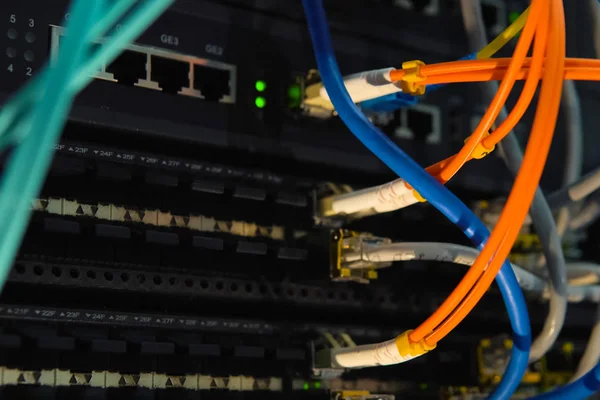 Werkende server. Internetdraden en knipperlichten op de server — Stockfoto