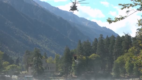 Vrtulník Ministerstva pro mimořádné události sbírá vodu, aby uhasil lesní požár. — Stock video