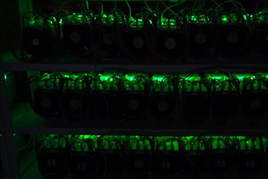 Maden tarlası, video kartları ve Asiki madencilik çiftliği..