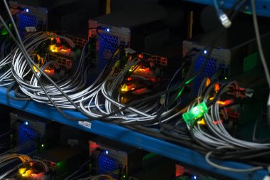 Çalışıyorum. Sunucudaki internet kabloları ve yanıp sönen ışıklar