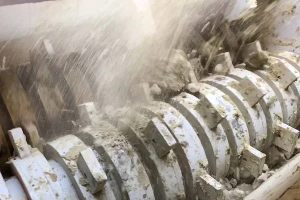 Mahlstein der Maschine zum Mahlen von Ton. Fabrik für Produkte — Stockfoto