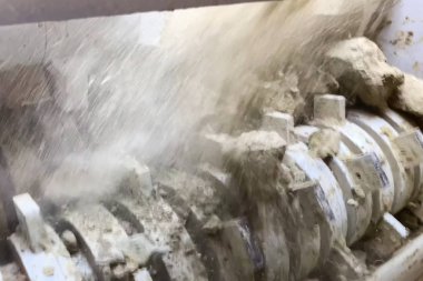 Çamuru öğütmek için makinenin değirmen taşı. Üretim fabrikası