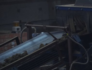 Tuğla üretimi için kil taşıma hattı.