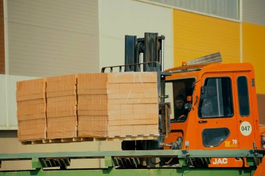 Paletlerin yükleyici kullanarak tuğlayla taşınması.