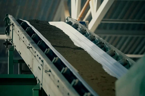 Línea transportadora de arcilla para la producción de ladrillos . — Foto de Stock