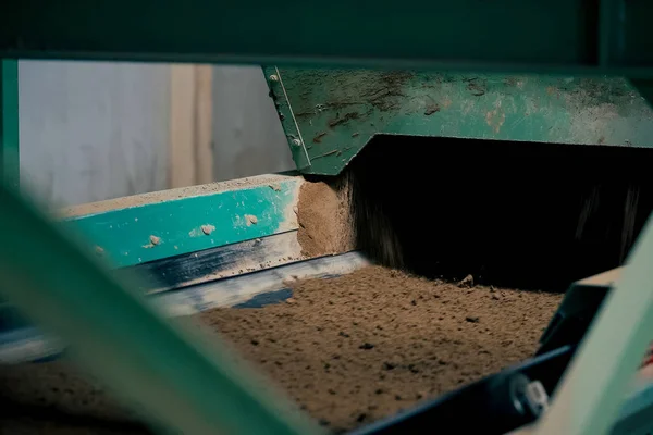 Línea transportadora de arcilla para la producción de ladrillos . — Foto de Stock