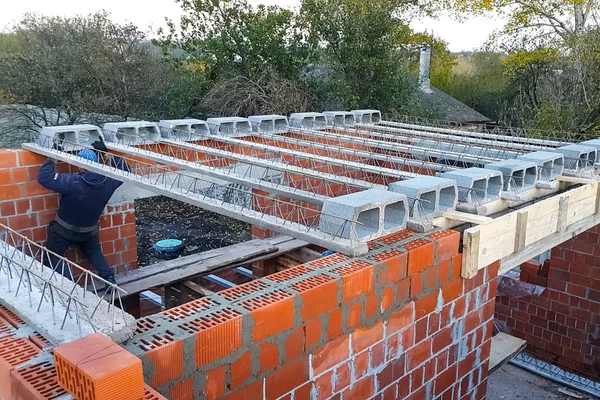 Bouw van vloeren tussen verdiepingen tijdens de bouw van een — Stockfoto