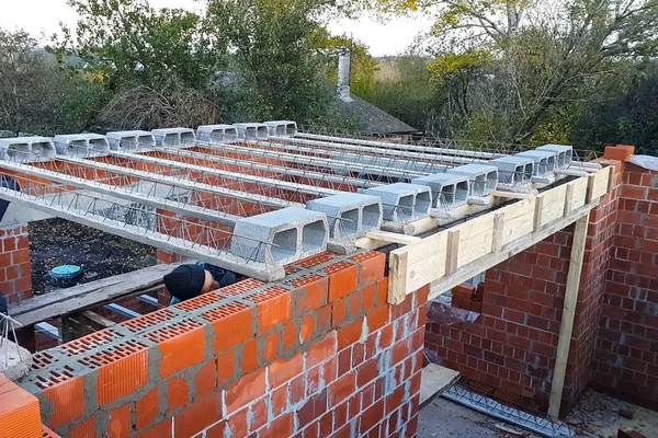 Bouw van vloeren tussen verdiepingen tijdens de bouw van een — Stockfoto