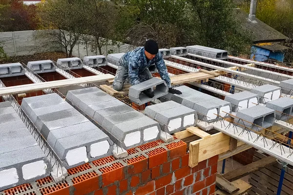 Bouw van vloeren tussen verdiepingen tijdens de bouw van een — Stockfoto