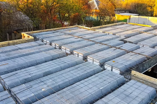 Bouw van vloeren tussen verdiepingen tijdens de bouw van een — Stockfoto