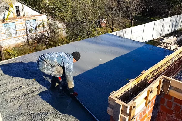 Giet betonnen vloer tussenvloer. Werknemers in een bouwplaats — Stockfoto