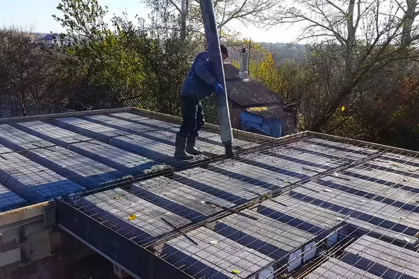 Bouw van vloeren tussen verdiepingen tijdens de bouw van een — Stockfoto