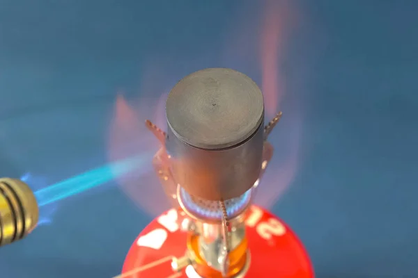 在燃烧器上熔化铝 用铝进行物理实验 — 图库照片