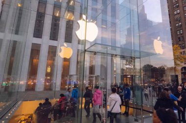 New York, ABD - 20 Haziran 2015: New York, Manhattan sokaklarında yürüyüş. New York hayat öğleden sonra. Sokaklar ve şehir binaları.