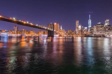 Gece New York. New York'ta gece şehir ışıkları.