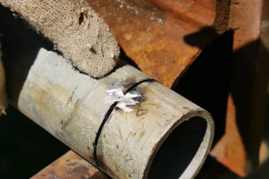 Metal boru kaynak için hazırlanmış. Kaynak ile boru hazırlanması