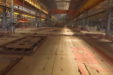 Gemi inşa fabrikası, iç kaynak atölyesi. Metal yapıların ereksiyonu. Novorossiysk 'teki fabrika..