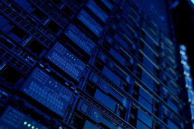 Veri merkezi raflar cihazıdır. Server tarihi merkezleri
