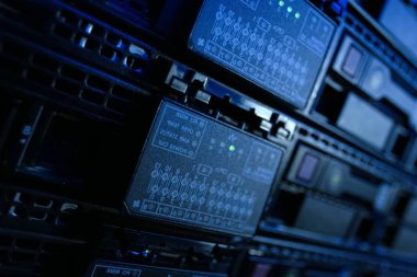 Veri merkezi raflar cihazıdır. Server tarihi merkezleri
