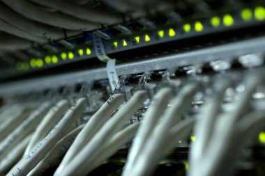 Sunucularla bağlantıları Internet kablo. Server tarihi merkezleri.