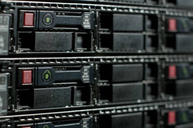 Veri merkezi raflar cihazıdır. Server tarihi merkezleri