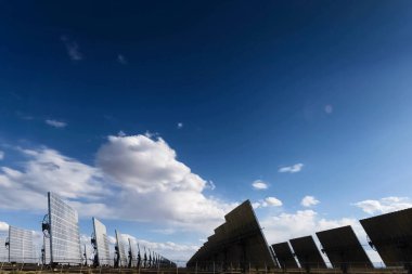 Güneş panelleri. Alternatif bir enerji kaynağı. Yenilenebilir enerji kaynağı.