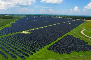 Güneş panelleri. Alternatif bir enerji kaynağı. Yenilenebilir enerji kaynağı.