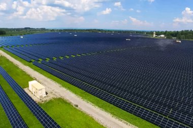 Güneş panelleri. Alternatif bir enerji kaynağı. Yenilenebilir enerji kaynağı.