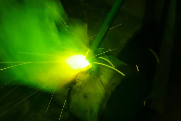 溶接中の金属パイプ 火花と規模 — ストック写真