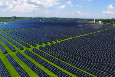 Güneş panelleri. Alternatif bir enerji kaynağı. Yenilenebilir enerji kaynağı.